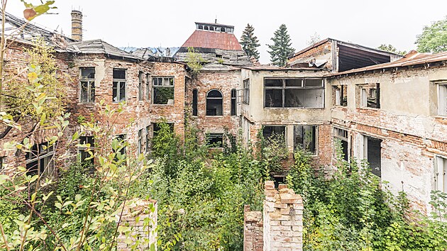 Zchtral budova Eliky, bval slavn tovrny na vrobu lustr v Kamenickm enov, m anci na obnovu.