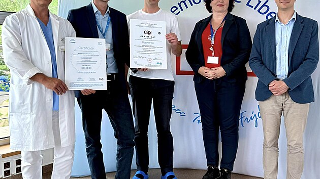 Libereck nemocnice me vyrbt zdravotnick poteby pomoc 3D tisku. Opravuje ji k tomu certifikt, kter zskala jako jedin v esku a tiadvact v Evrop. Zleva: MUDr. Pavel Buchvald, Ing. Luk apek, Ing. Ji Vitvar, PhDr. Eva Nesldkov a MUDr. Tom Roubek