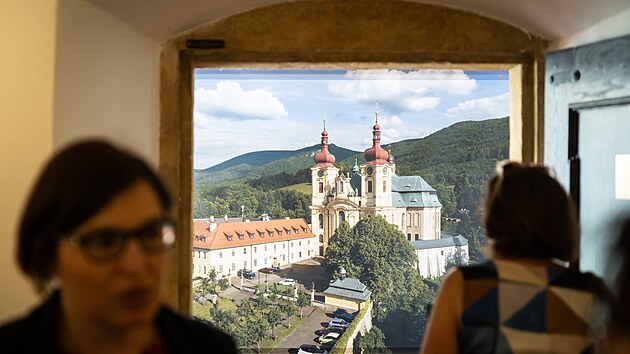 Poutn chrm Navtven Panny Marie v Hejnicch slav letos 300 let od svho posvcen. Mimodn jubileum nyn pipomn dvojjazyn vstava s nzvem Svtlo a nadje v galerii a kov chodb hejnickho kltera. (25. ervna 2025)