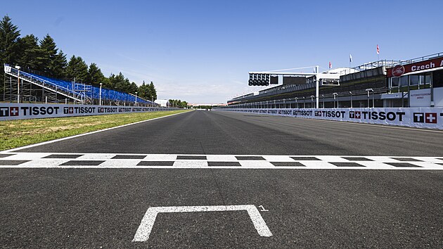Na brnnskm Masarykov okruhu finiuj ppravy na motocyklovou Grand Prix.  Namalovna u je pole position na startovnm rotu. (14. ervence 2025)