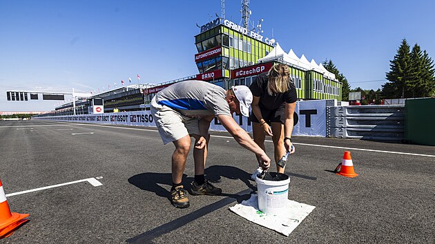 Na brnnskm Masarykov okruhu finiuj ppravy na motocyklovou Grand Prix.  Mimo jin se maluje startovn rot. (14. ervence 2025)
