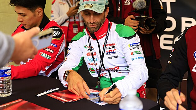 Francouzsk motocyklov zvodnk Johann Zarco na autogramid ped Grand Prix v Brn. (16. ervence 2025)