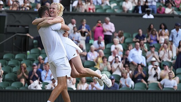 Sem Verbeek a Kateina Siniakov slav vhru ve smen tyhe ve Wimbledonu.