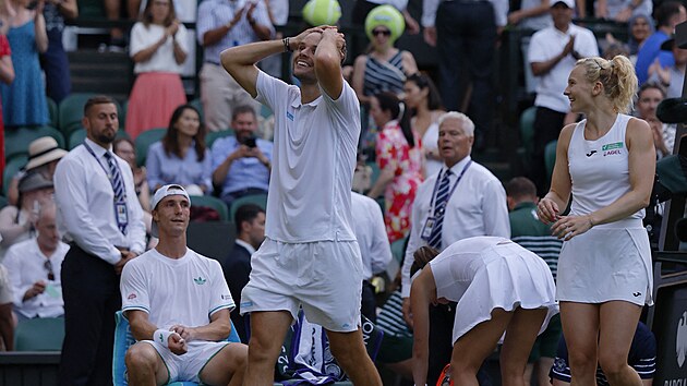 Sem Verbeek a Kateina Siniakov slav vhru ve smen tyhe ve Wimbledonu.