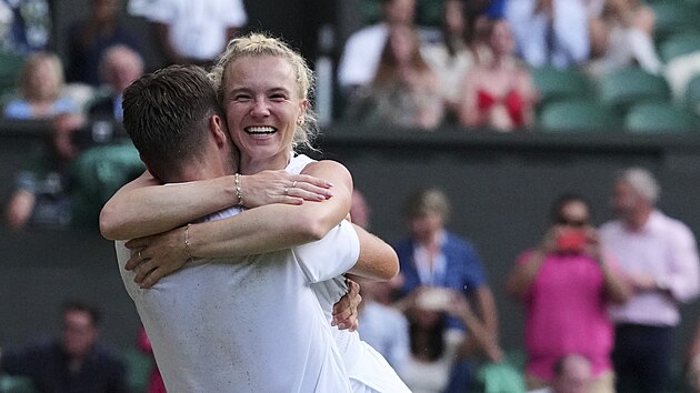 Sem Verbeek a Kateina Siniakov slav triumf ve smen tyhe ve Wimbledonu.