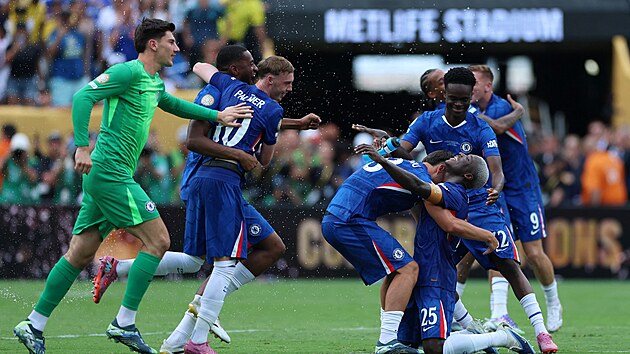 Fotbalisté Chelsea slaví výhru ve finále mistrovství sv�ta klub�.