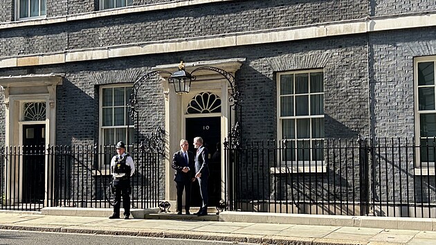Britsk premir Keir Starmer pivtal Petra Fialu ve svm sdle na slavn adrese Downing Street 10. (14. 7. 2025)