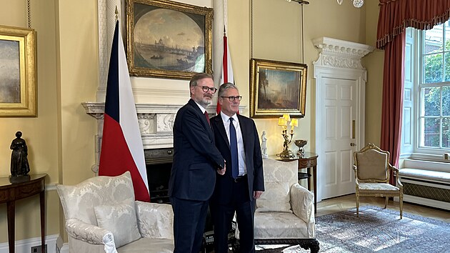 Britsk premir Keir Starmer pivtal Petra Fialu ve svm sdle na slavn adrese Downing Street 10. Setkn se uskutenilo v Blm pokoji. (14. 7. 2025)