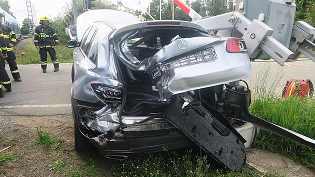Osobn vlak na trati mezi umperkem a Petrovem nad Desnou narazil do mercedesu, kter zstal uvznn mezi zvorami elezninho pejezdu v umperku. Pi nehod nebyl nikdo zrann. (15. ervence 2025)