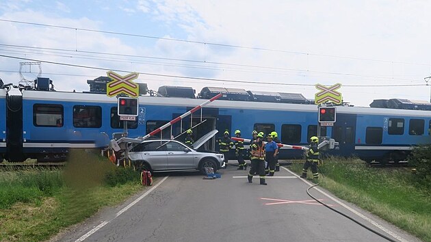 Osobn vlak na trati mezi umperkem a Petrovem nad Desnou narazil do mercedesu, kter zstal uvznn mezi zvorami elezninho pejezdu v umperku. Pi nehod nebyl nikdo zrann. (15. ervence 2025)