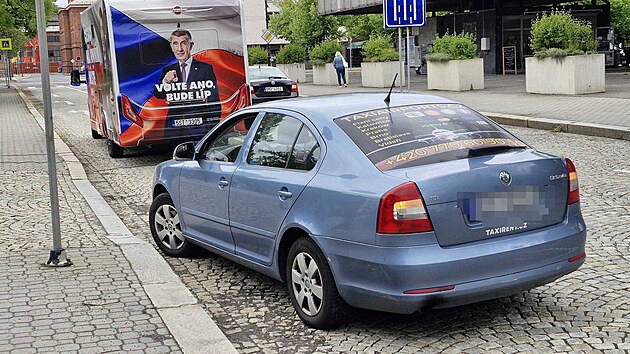 Ped zahjenm pedvolebnho setkn Andreje Babie v Ostrav-Vtkovicch se na Mrovm nmst stala nehoda, pi n se srazilo auto doprovzejc kampa ANO. (10. ervence 2025)