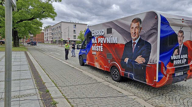 Ped zahjenm pedvolebnho setkn Andreje Babie v Ostrav-Vtkovicch se na Mrovm nmst stala nehoda, pi n se srazilo auto doprovzejc kampa ANO. (10. ervence 2025)