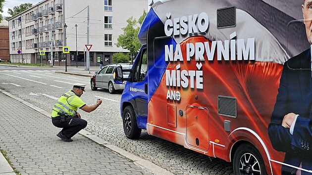 Ped zahjenm pedvolebnho setkn Andreje Babie v Ostrav-Vtkovicch se na Mrovm nmst stala nehoda, pi n se srazilo auto doprovzejc kampa ANO. (10. ervence 2025)