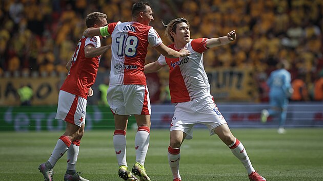Daiki Ha�ioka ze Slavie Praha slaví gól v p�ípravném utkání proti Dynamu...