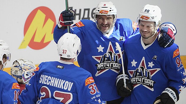 Alexandr Ove�kin (uprost�ed) se raduje z gólu výb�ru ruských hv�zd z NHL v...