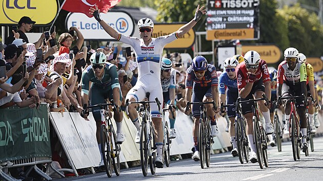Tim Merlier slaví vít�zství v deváté etap� Tour de France.