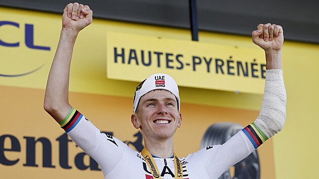 Tadej Pogaar slav triumf ve 12. etap Tour de France na Hautacamu.