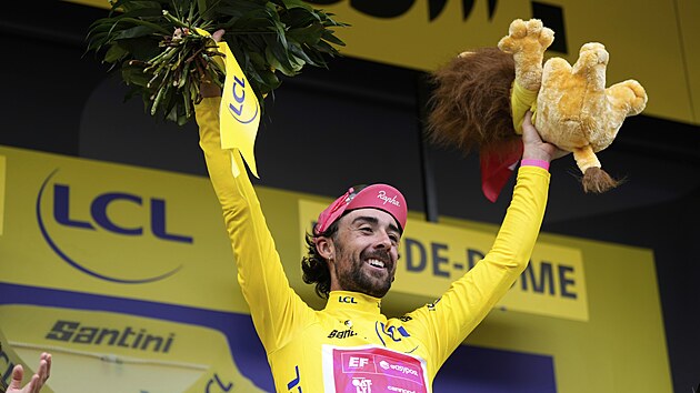 Ben Healy pózuje ve �lutém dresu po desáté etap� Tour de France.
