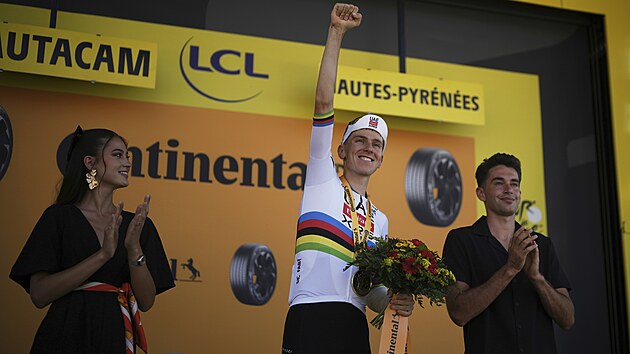 Tadej Pogaar slav triumf ve 12. etap Tour de France.