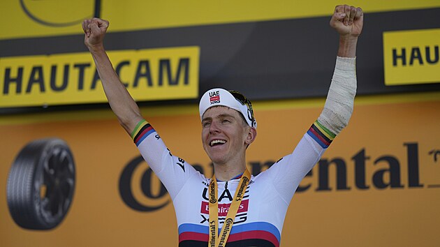 Tadej Pogaar slav triumf ve 12. etap Tour de France.