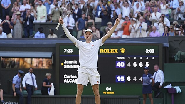 Ital Jannik Sinner slav triumf v musk dvouhe ve Wimbledonu.