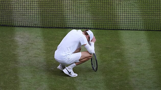 Ital Jannik Sinner dojat slav triumf v musk dvouhe ve Wimbledonu.