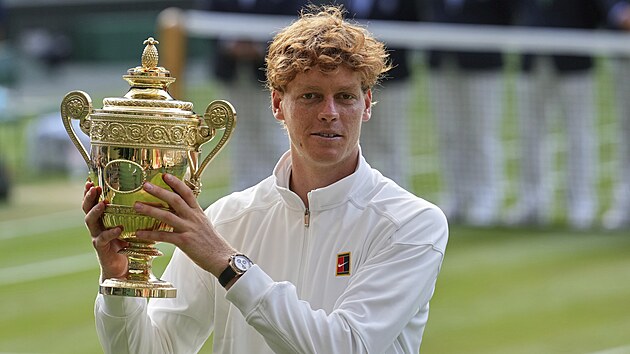 Jannik Sinner pózuje s trofejí po triumfu v mu�ské dvouh�e ve Wimbledonu.