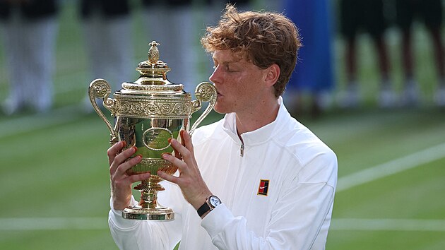 Jannik Sinner pzuje s trofej po triumfu v musk dvouhe ve Wimbledonu.