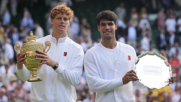 Vtzn Jannik Sinner (vlevo) a poraen Carlos Alcaraz pzuj s trofejemi po finle musk dvouhry ve Wimbledonu.