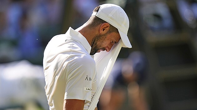 Co s tm? Novak Djokovi po vodnm prohranm setu v semifinle Wimbledonu...