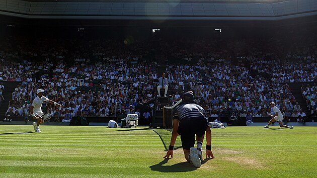 Momentka ze semifinle Wimbledonu mezi Novakem Djokoviem a Jannikem Sinnerem.