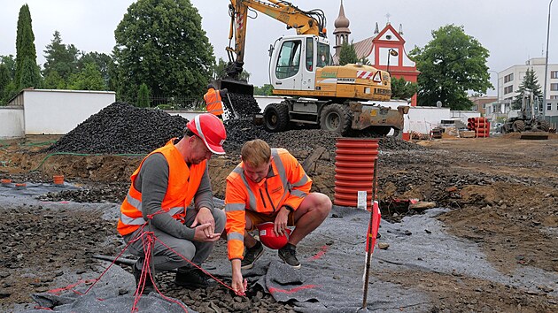 Revitalizace dal sti rskho nmst pokrauje podl prtahu mstem. Na budoucm novm prostranstv ped jdelnou Vesna ji vznikaj i msta pro vsadbu strom. Na snmku starosta Martin Mrkos (vlevo) a Ren Hrazdira z dodavatelsk firmy Firesta-Fier.