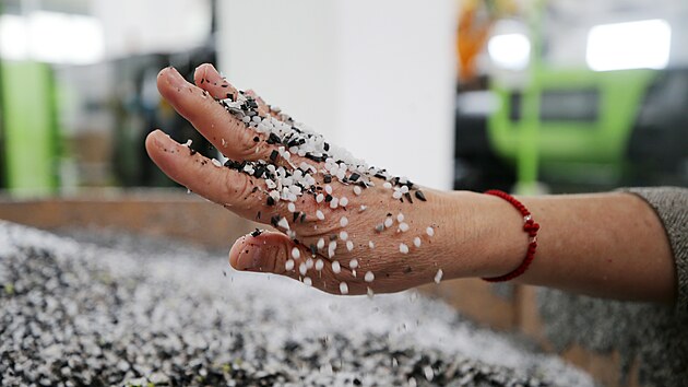 Recyklovan plasty novoveselsk podnik pouv teba do materil pro vrobu zahrdkskch produkt.