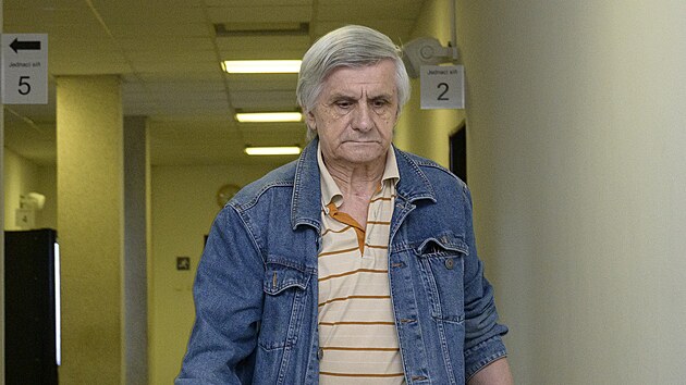 Jaroslav Rizman, jen srazil na pechodu mstskou policistku, na chodb Okresnho soudu v st nad Labem. (16. ervence 2025)