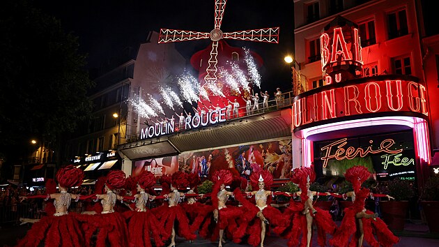 Tanenice francouzskho kanknu tancuj ped kabaretem Moulin Rouge bhem oslav obnoven provozu jeho ikonickho vtrnho mlna. (10. ervence 2025)