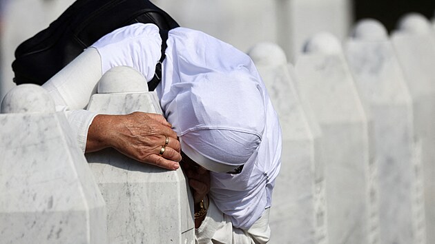 Bosensk ena truchl u hrobu jedn z obt masakru ve Srebrenici, kter se odehrl ped 30 lety. (11. ervence 2025)