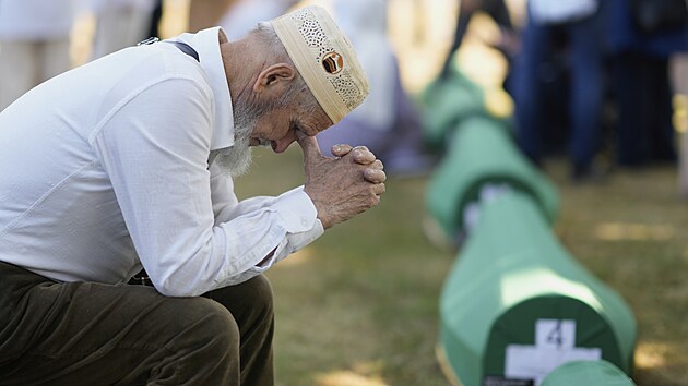 Bosan truchl u rakv bhem hromadnho pohbu v pamtnm centru Srebrenica. (11. ervence 2025)