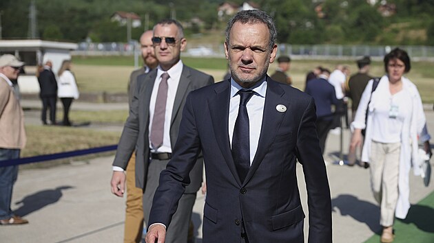 Nizozemsk ministr zahrani Caspar Veldkamp pichz do Pamtnho centra Srebrenica v Potoari v Bosn. (11. ervence 2025)