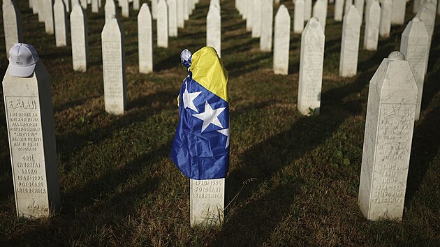 Bosensk vlajka na nhrobku v Pamtnm centru obtem genocidy ve Srebrenici v Potoari v Bosn. (11. ervence 2025)