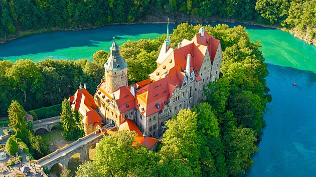 Hrad Czocha je obklopen� vodami Le�niansk� p�ehrady.