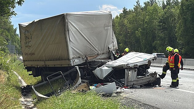 Po nehod dvou nkladnch vozidel na dlnici D5 transportoval vrtulnk jednoho zrannho. (10. ervence 2025)