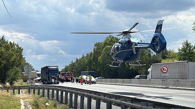 Po nehod dvou nkladnch vozidel na dlnici D5 transportoval vrtulnk jednoho zrannho. (10. ervence 2025)
