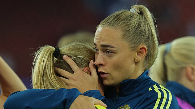 Fridolina Rolfov utuje spoluhrku Smillu Holmbergovou po prohranch penaltch ve tvrtfinle enskho eura.