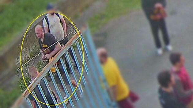 Policie hled pravdpodobn aktry a svdky rvaky ped hokejovm stadionem v Olomouci po zpase mezi domcm klubem a Duklou Jihlava. (20. dubna 2025) 