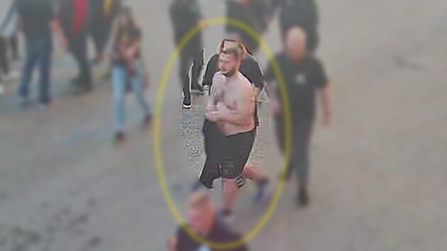 Policie hled pravdpodobn aktry a svdky rvaky ped hokejovm stadionem v Olomouci po zpase mezi domcm klubem a Duklou Jihlava. (20. dubna 2025) 