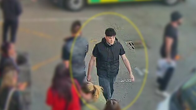 Policie hled pravdpodobn aktry a svdky rvaky ped hokejovm stadionem v Olomouci po zpase mezi domcm klubem a Duklou Jihlava. (20. dubna 2025) 