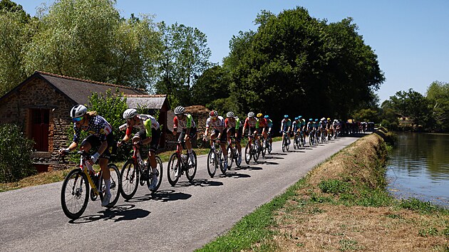 Peloton bhem osmé etapy Tour de France táhne americký cyklista Quinn Simmons z...