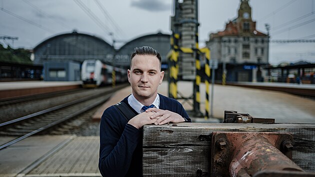 Někdo jim říká průvodčí a jiný zase lidově štíplístek. Přitom se může stát, že vám jízdenku ve vlaku Českých drah nekontroluje ani jeden z nich, ale vlakvedoucí. Jak poznáme rozdíl a v čem práce vlakvedoucího spočívá, nám během své směny vysvětlil jeden z těch nejzkušenějších, David Botur.