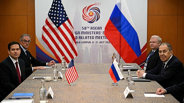 Setkn americkho ministra zahrani Marca Rubia s ruskm ministrem zahrani Sergejem Lavrovemv rmci zasedn ministr zahrani zem ASEAN v Kuala Lumpuru. (10. ervence 2025)