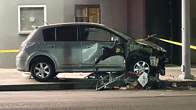 V Los Angeles najelo auto do davu. Zrannch jsou ti destky lid. (19. ervence 2025)